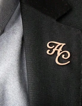 Broche personalizado con nombre, alfiler de solapa con letra, broche de flor de acero inoxidable para cumpleaños, regalo para hombres, damas de honor - Shein - FashionsVida