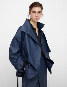 Gabardina de mujer corta con cuello chimenea - Adolfo Dominguez - FashionsVida