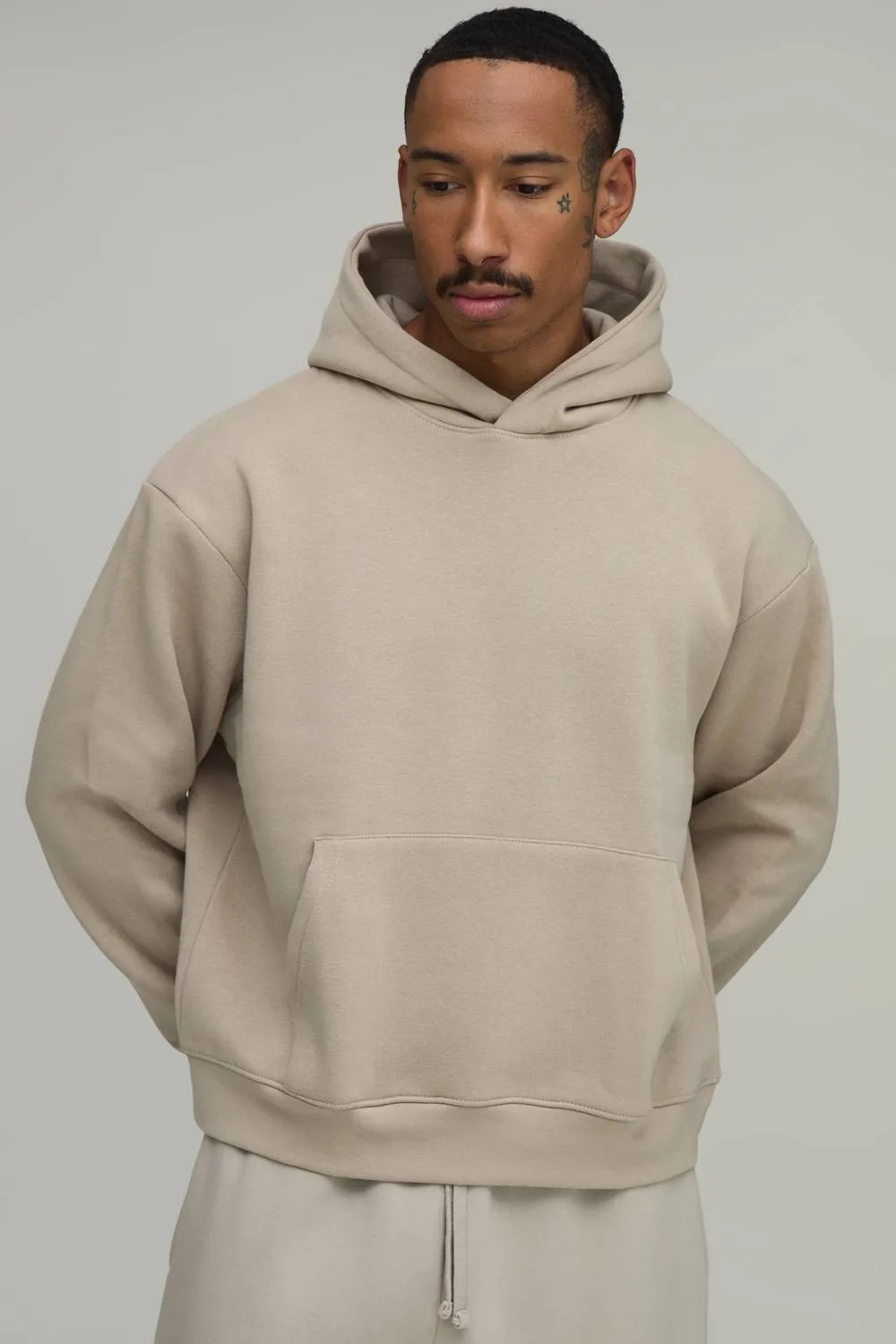 Herren Basic Oversized Boxy Hoodie Sweatshirt Stone Größe Large - boohooMAN - FashionsVida