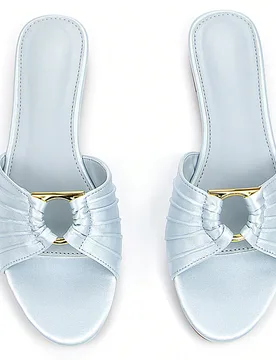 Sandalias planas tipo mula de uso diario, casual y para fiestas, con decoración de pliegues, tono dorado y tela azul claro cómoda, puntera redonda, - Shein - FashionsVida