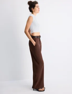 Fließende, gerade Stoffhose mit Gürtel Braun 42 - Stradivarius - FashionsVida