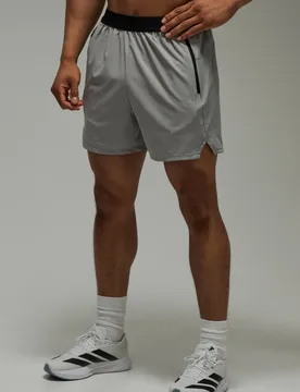 Herren Herren Active Perforierte Stretch-Webware Regular Fit 5-Zoll-Shorts Light Grey Größe Medium - boohooMAN - FashionsVida