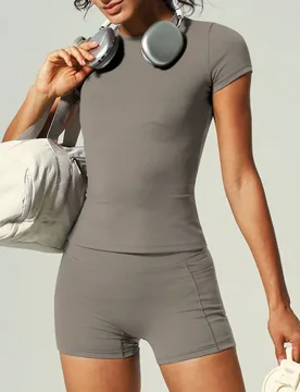 Conjunto de Entrenamiento de Bolsillo, Top de Cuello Redondo & Shorts Deportivos Sin Costuras de Levantamiento de Glúteos - Shein - FashionsVida