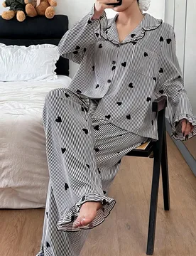 Conjunto de pijama de mujer talla grande con estampado de corazones a rayas y cuello de tipo champiñón - Shein - FashionsVida
