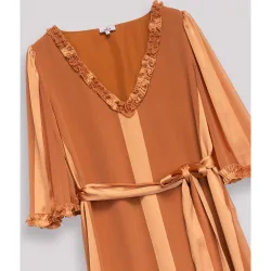 Vestido midi de tejido satinado con escote en pico y volantes