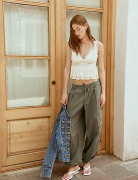 Trägertop aus Spitze mit Schößchen Vanille XS - Stradivarius - FashionsVida