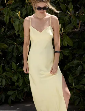 Midikleid in Satinoptik Goldfarben S - Stradivarius - FashionsVida