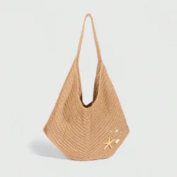 Pieza Bolso de playa tipo tote de mujer de gran capacidad, tejido hueco de color caqui, con decoración de conchas y estrellas de mar de estilo vacaci