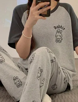 Piezas Conjunto de pijama de mujer de manga corta, ropa de estar por casa suave y cómoda, conjunto de dos piezas - Shein - FashionsVida