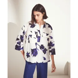 Blusa de mujer con bolsillos y cuello caja