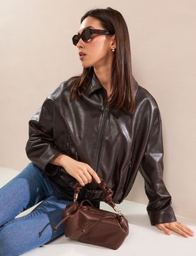 Borsa in similpelle con manico arricciato - marrone scuro