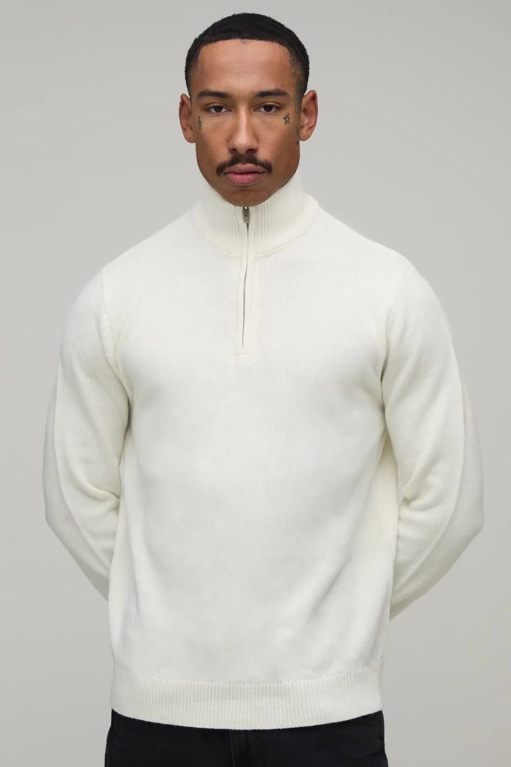 Herren Normal Geschnittener Strickpullover Mit Viertelreißverschluss Ecru Größe Large - boohooMAN - FashionsVida