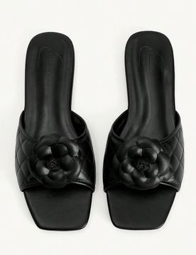 Zapatos de mujer Nuevos zapatos de verano para mujer con punta cuadrada, suela plana, flor tridimensional negra, sandalias planas elegantes y de moda