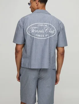 Herren Oversized Boxy Streifen Tennis Club Print Reverskragen Hemd und Shorts Set Navy Größe XS - boohooMAN - FashionsVida