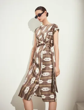 Vestido sin mangas con cuello caja y nudo lateral - Woman El Corte Inglés - FashionsVida