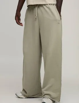 Herren Extrem Weite Jogginghose Mit Schlingenrücken, Stickerei Und Rohem Saum Sage Größe Large - boohooMAN - FashionsVida