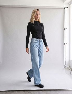 Pantaloni in denim wide straight leg con effetto slavato - blu
