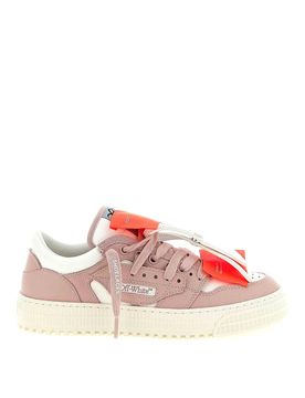 Sneakers fuori dal campo