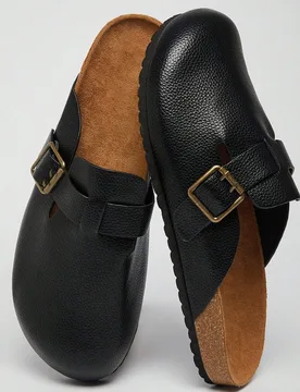 Zuecos con correa con hebilla, puntera redonda y plantilla de corcho con soporte de arco, cómodos para hombres - Shein - FashionsVida