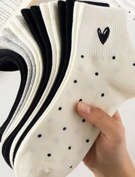 Pares de calcetines cortos para mujer en blanco y negro, con diseño de doble corazón, lazo y lunares, adecuados para primavera, verano y otoño - Shein - FashionsVida
