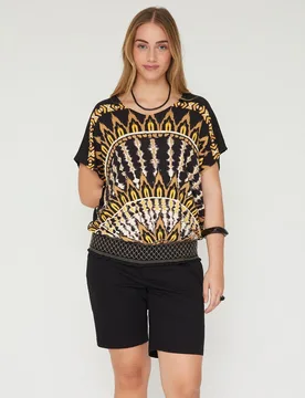 Camiseta escote pico con estampado mandala - October - FashionsVida