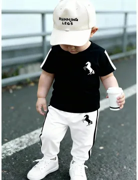 Set de 2 piezas de camiseta de manga corta negra con estampado digital + pantalones blancos para niños, con estampado de elemento de caballo, casual - Shein - FashionsVida