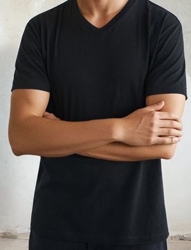 T-shirt basic con scollo a V - nero
