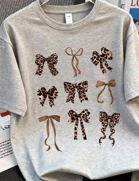 Camiseta de moda casual de calle con estampado de leopardo, lazo, cuello redondo y manga corta, para usar en primavera/verano, estilo adolescente - Shein - FashionsVida