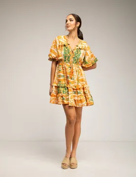 Vestido corto estampado con vuelo y mangas con volantes - Tantra - FashionsVida