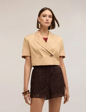 Chaqueta de mujer corta cruzada de manga corta modelo con ajuste boxy y cierre cruzado con botones - Motivi - FashionsVida