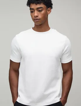 Herren Schmal Geschnittenes Premium-Interlock-T-Shirt Mit Verlängertem Ausschnitt White Größe Large - boohooMAN - FashionsVida