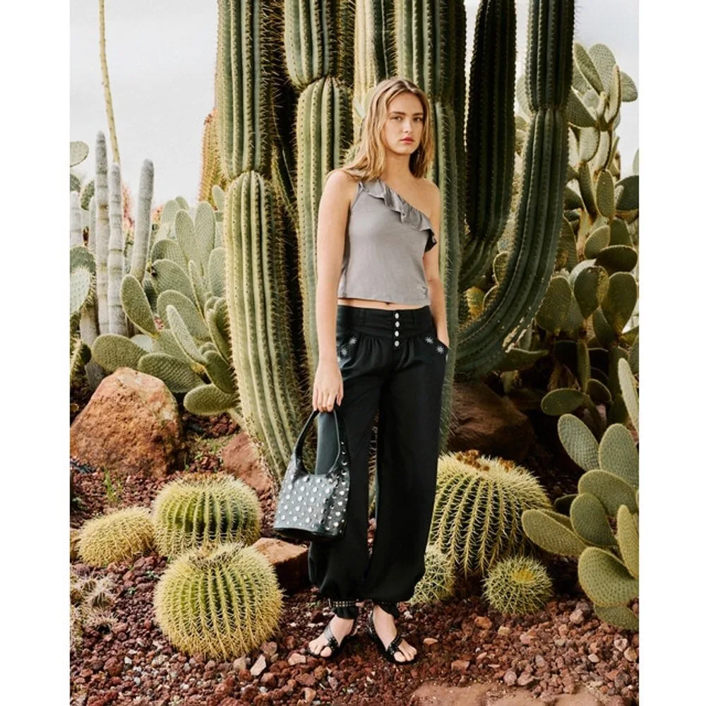 Pantalón de mujer denim light con bordados - Green Coast - FashionsVida