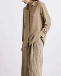 Camicia beige in crêpe di seta con tasche applicate sul davanti