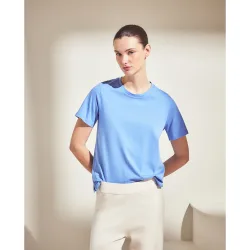 Camiseta de mujer con manga corta y cuello caja