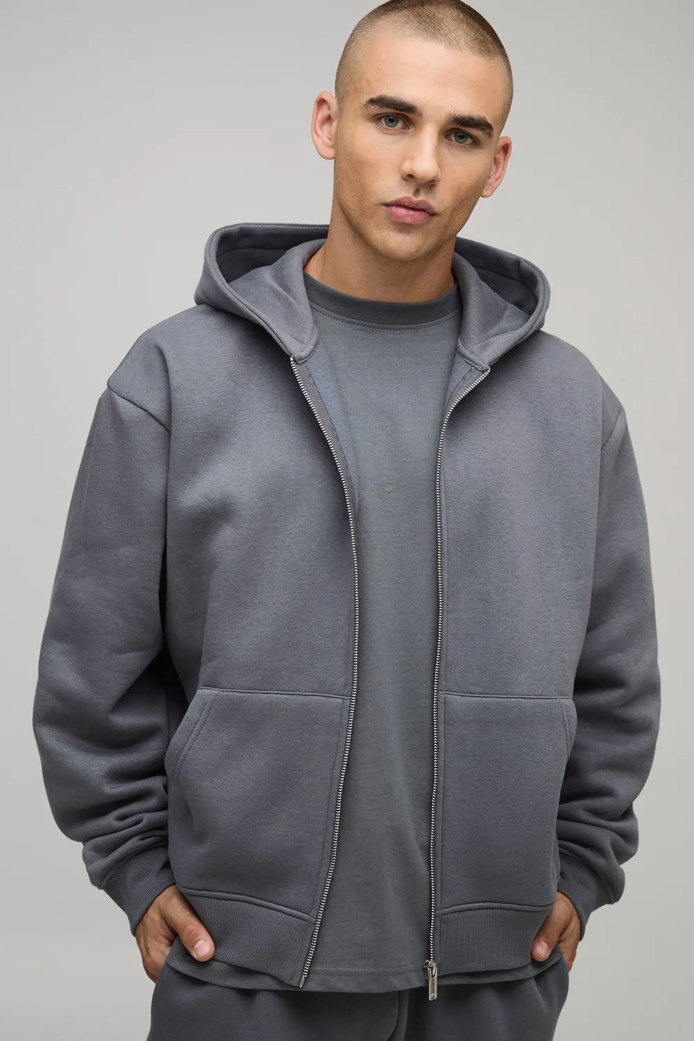 Herren Basic Oversized Boxy Zip-Hoodie Sweatshirt Charcoal Größe Large - boohooMAN - FashionsVida