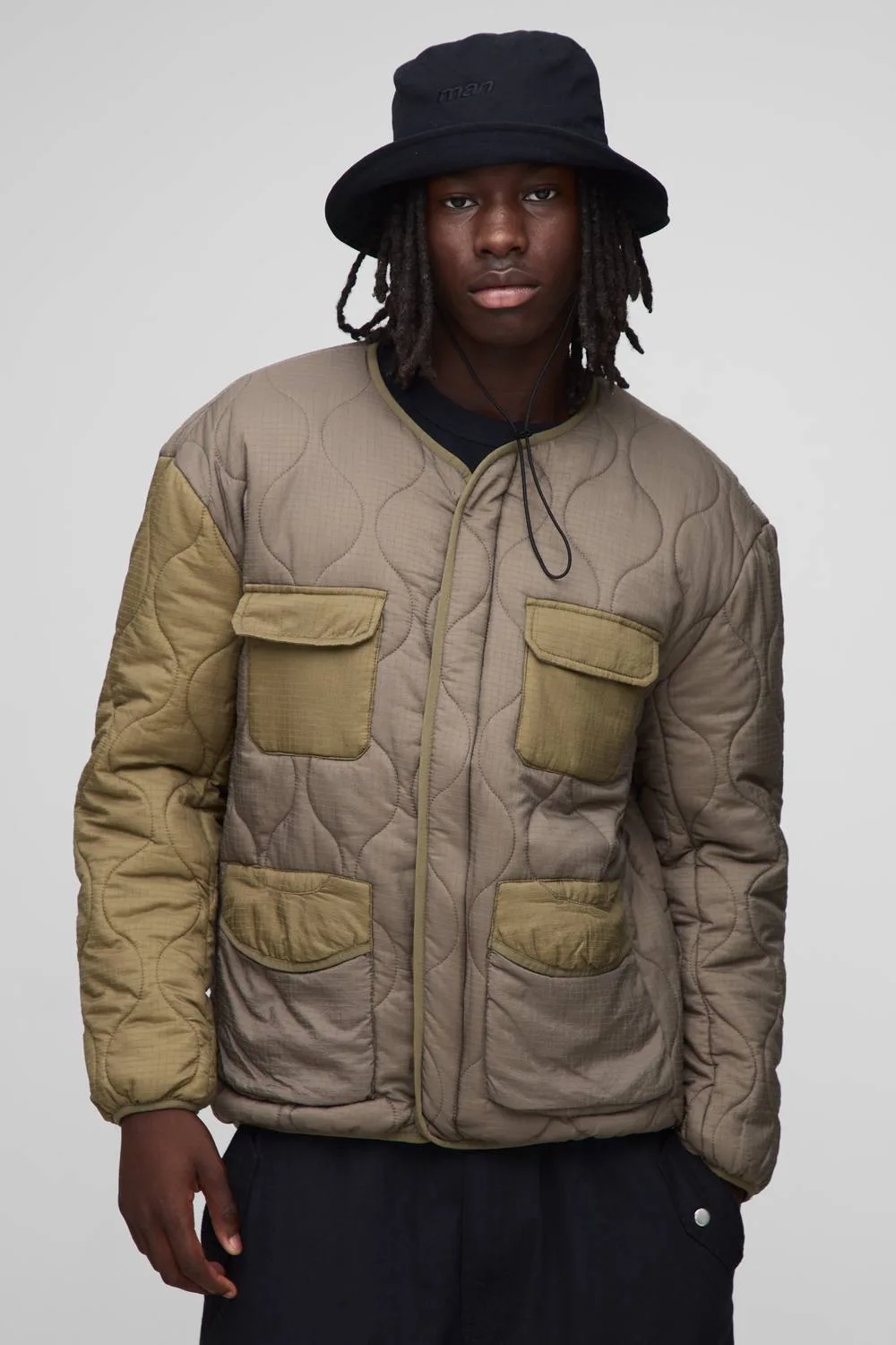 Herren Regular Fit Kragenlose Gesteppte Ripstop Colour Block Innenjacke Olive Größe Medium - boohooMAN - FashionsVida