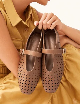 Zapatos planos de mujer con puntera redonda, cómodos, tipo Mary Jane, con patrón láser vintage simple, nuevos para año nuevo y San Valentín - Shein - FashionsVida