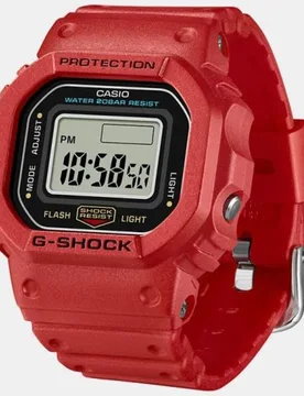 Reloj G-Shock Nano DWN-5600-1ER de resina rojo - Casio - FashionsVida