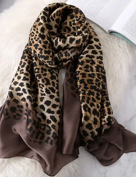 Pañuelo de seda con estampado de leopardo para mujer, duradero, versátil y con estilo para el otoño/invierno, ideal para darle un toque elegante a - Shein - FashionsVida