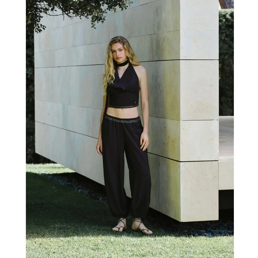 Pantalón fluido con abalorios de mujer - Green Coast - FashionsVida