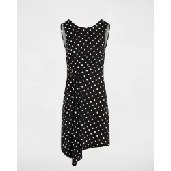 Vestido corto con detalle de hebilla