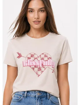 Camiseta manga corta y estampado de corazón de mujer - Pieces - FashionsVida