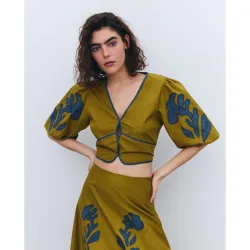Blusa de mujer de manga corta con bordados en mangas