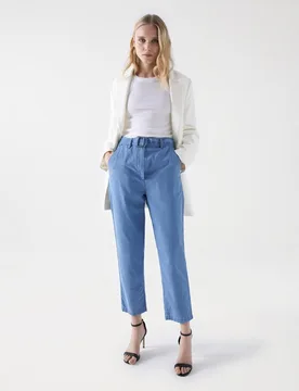 Pantalón recto de mujer tipo chino cropped slim en lightdenim - Salsa Jeans - FashionsVida