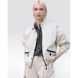 Cazadora bomber de mujer con cremalleras vistas lacadas