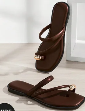 Sandalias de dedo tipo chanclas con puntera cuadrada, de ajuste ancho, minimalistas, con borde enrollado y detalles metálicos en color dorado y café - Shein - FashionsVida