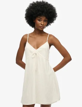 Superdry Damen Strukturiertes Gewebtes Trägerminikleid Weiß - Größe: 40 - 64.99 - FashionsVida