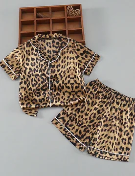 Conjunto de pijama de blusa de manga corta y pantalones cortos de tela tipo seda con estampado de leopardo y ribete de contraste para niña - Shein - FashionsVida