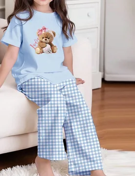 Pijama de pantalón y blusa de manga corta con cuello redondo, de corte slim, con estampado a cuadros de oso, adecuado para el verano, para niñas jó - Shein - FashionsVida
