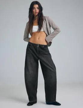Barrel-Jeans mit Weitenregulierung SCHWARZER DENIM-WASHED-LOOK 25 - Stradivarius - FashionsVida